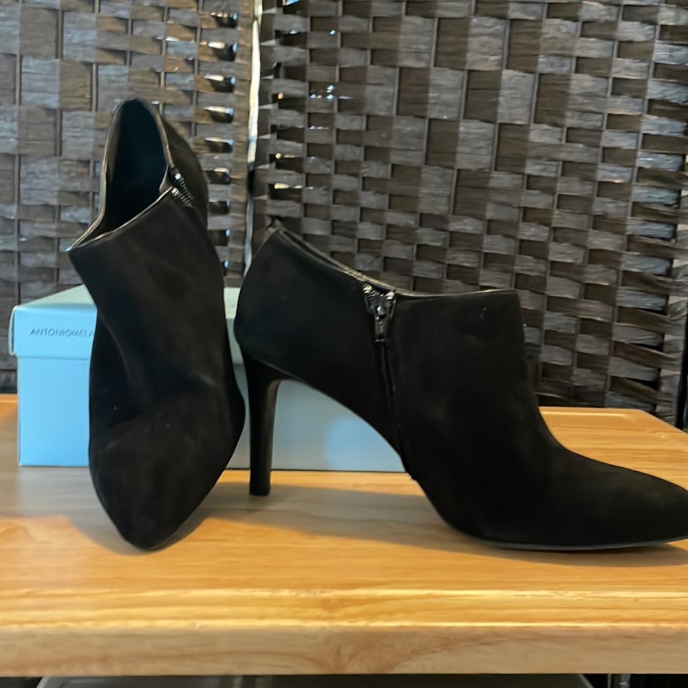 Antonio Melani Black Suede Side-Zip 3 1/2” Heel Booties Size 10M